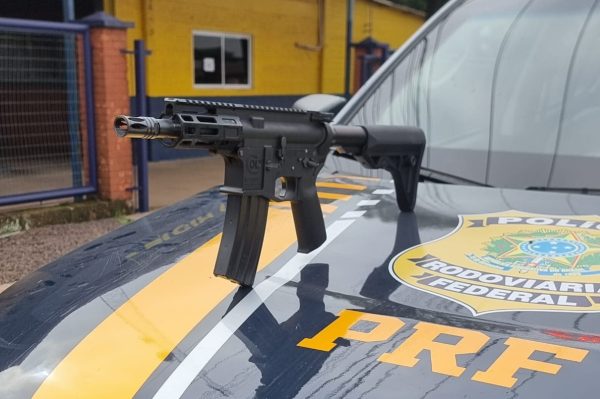 PRF prende mulher com fuzil em ônibus de linha em Lajeado