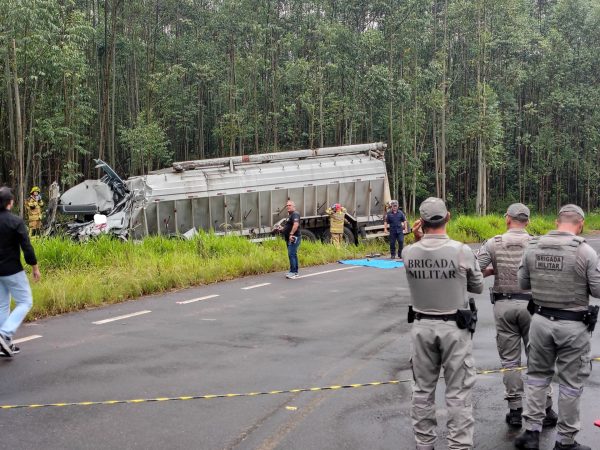 Colisão entre caminhões mata motorista em Taquari
