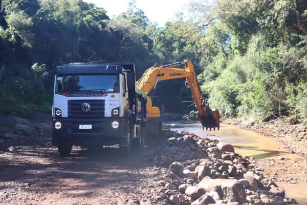 Primeiras cargas de cascalho são retiradas do Arroio Sampaio