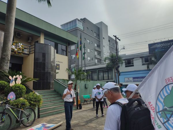 Manifestação cobra celeridade de governos para construção de moradias