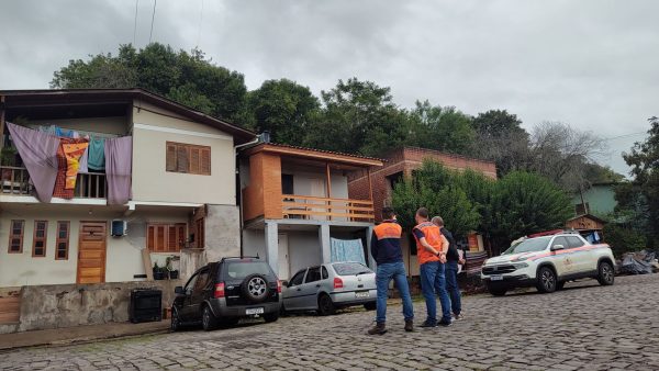 Deslizamento provoca interdição de três casas no bairro Santo Antão