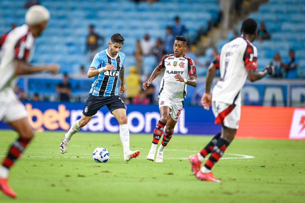 Grêmio leva 2 a 0 do Flamengo e aumenta pressão sobre Quinteros
