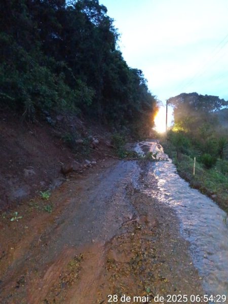 Queda de barreira interrompe estrada no interior de Arroio do Meio