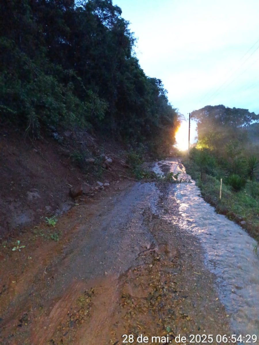 Queda de barreira interrompe estrada no interior de Arroio do Meio