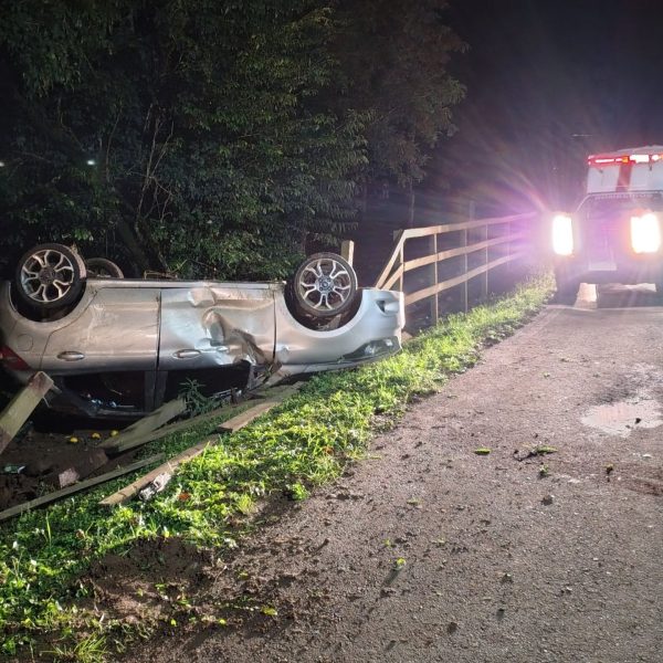 Saída de pista deixa feridos na ERS-129, em Colinas