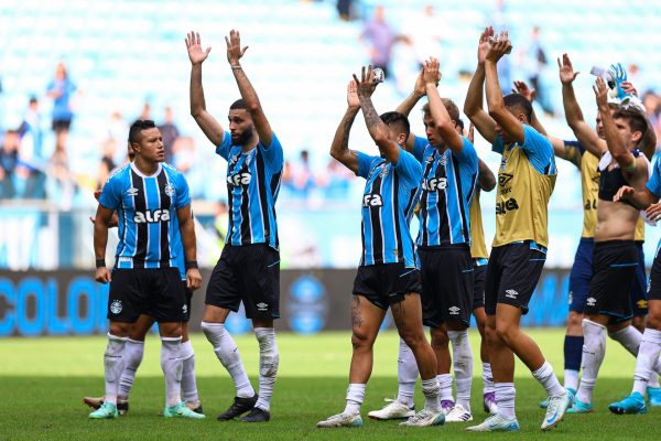 Grêmio vence com gol de pênalti e respira no Brasileirão