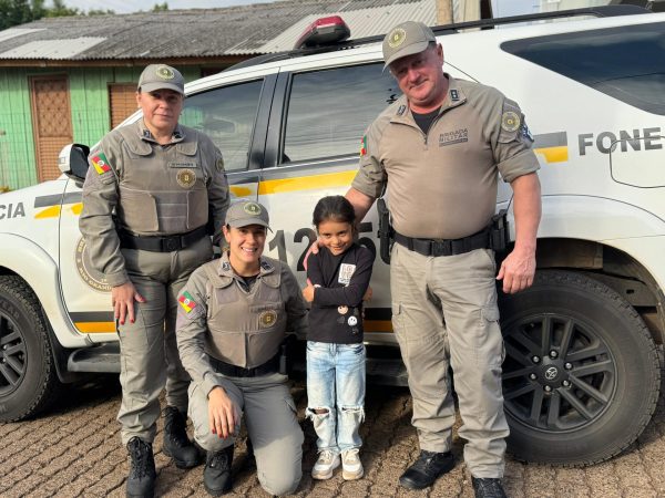 Brigada Militar participa do aniversário de menina que sonha ser policial