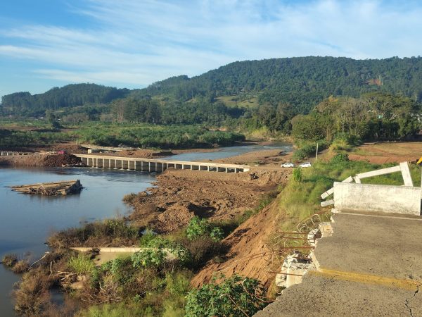 Obras bloqueiam ponte baixa entre Marques de Souza e Travesseiro