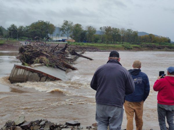 Rio Forqueta rompe ponte construída pela comunidade