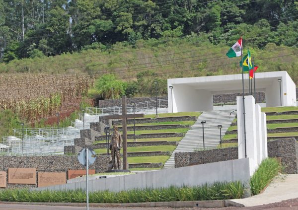 Solenidade marca passagem da Revolução