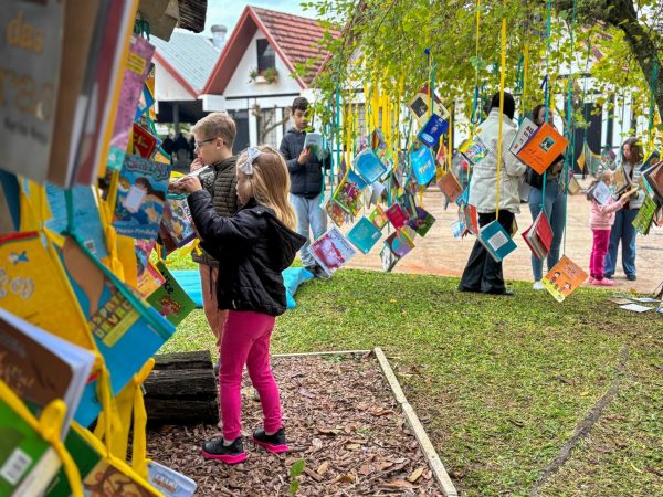 Teutônia celebra aniversário e distribui mais de 10 mil livros