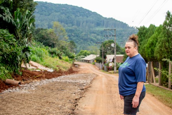 Obras restauram asfalto e nova canalização qualifica escoamento