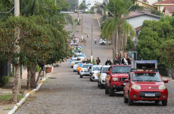 Desfile das candidatas a soberanas encanta Roca Sales