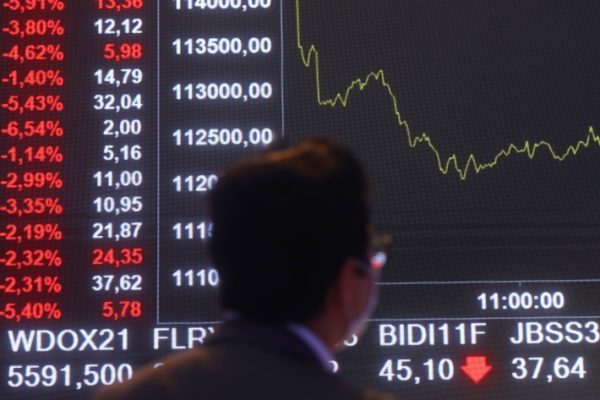 Ibovespa bate recorde e supera 140 mil pontos pela primeira vez