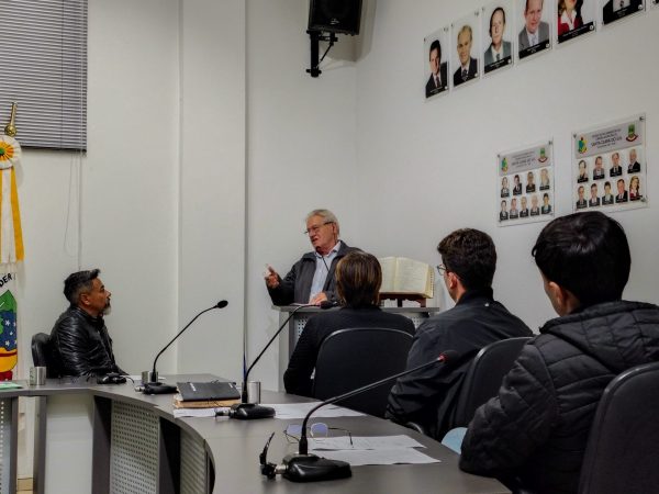 Padre vai à câmara e pede maturidade e mais respeito entre vereadores