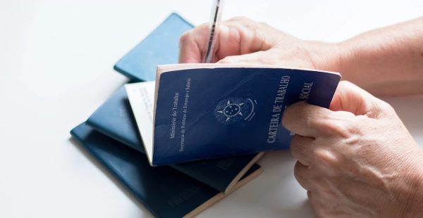 Número de carteiras de trabalho assinadas bate recorde no país