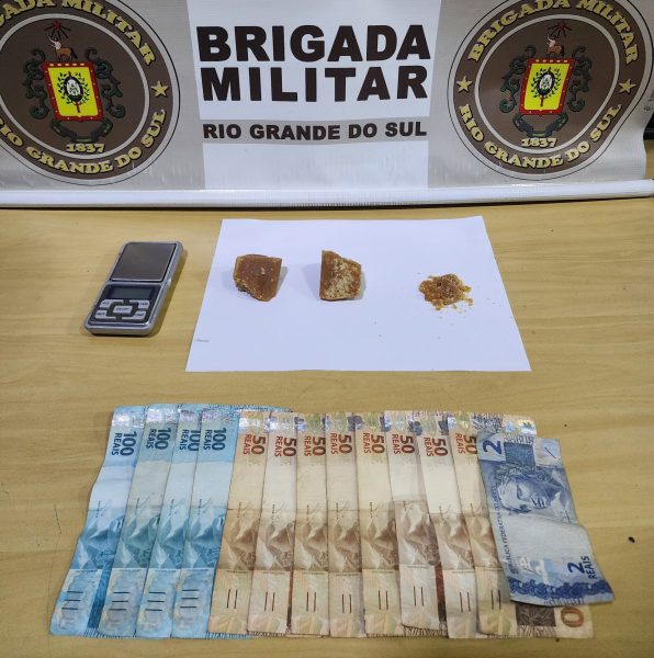 Mulher é presa por tráfico de drogas no Centro de Lajeado