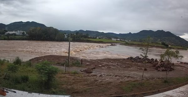 Rio Forqueta sobe e bloqueia acesso de Travesseiro e Marques de Souza
