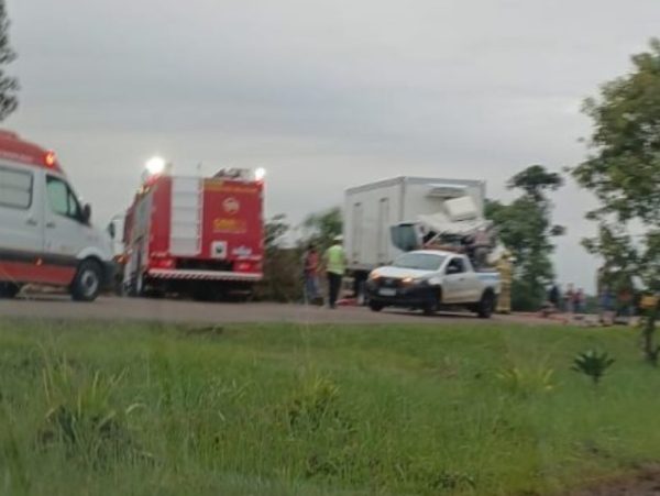 Caminhoneiro e duas crianças ficam feridos em acidente com ônibus escolar