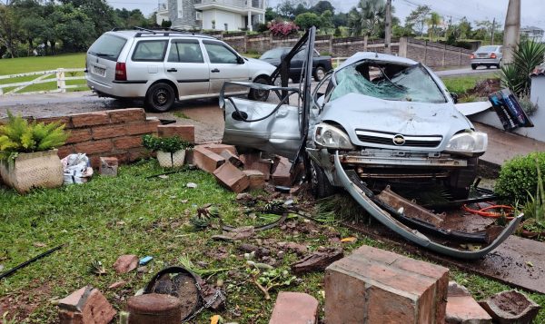Carro invade pátio de residência em Arroio do Meio