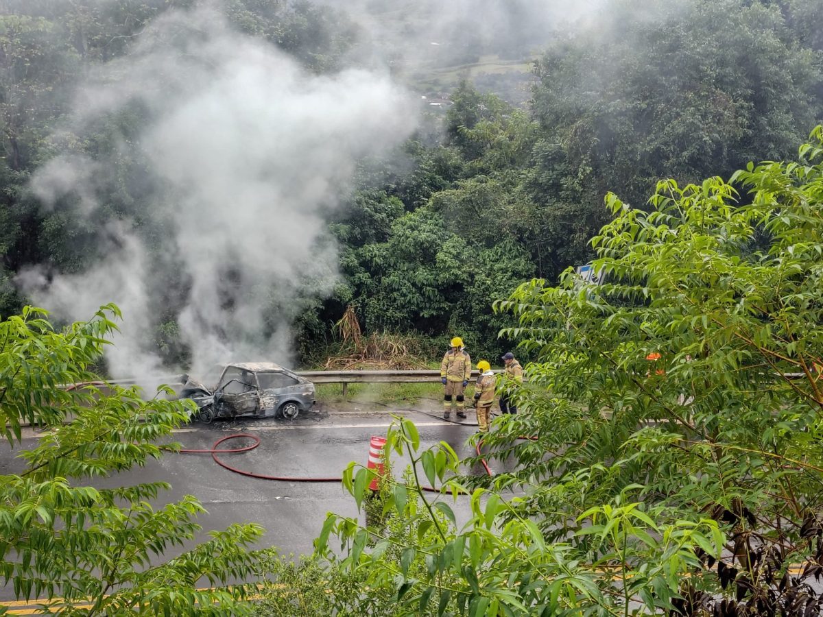 Carro colide em mureta e incendeia na BR-386, em Marques de Souza