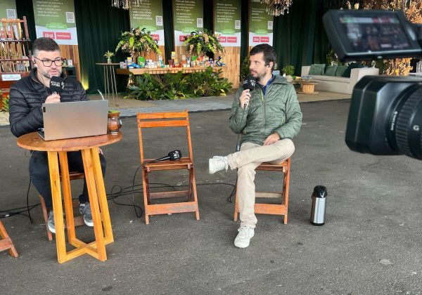 Rádio A Hora apresenta programação direto da Fenachim