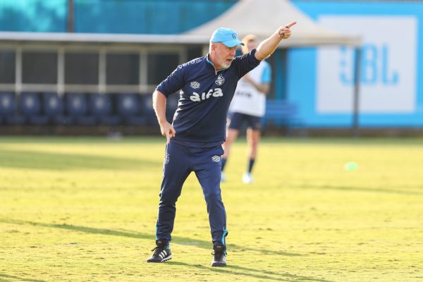 Mano Menezes não estará à frente do Grêmio neste sábado