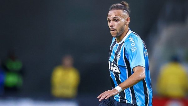 Grêmio vence com gol de pênalti e respira no Brasileirão