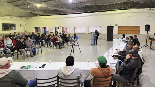 Moradores de cinco bairros cobram melhorias e recebem vereadores em Olarias