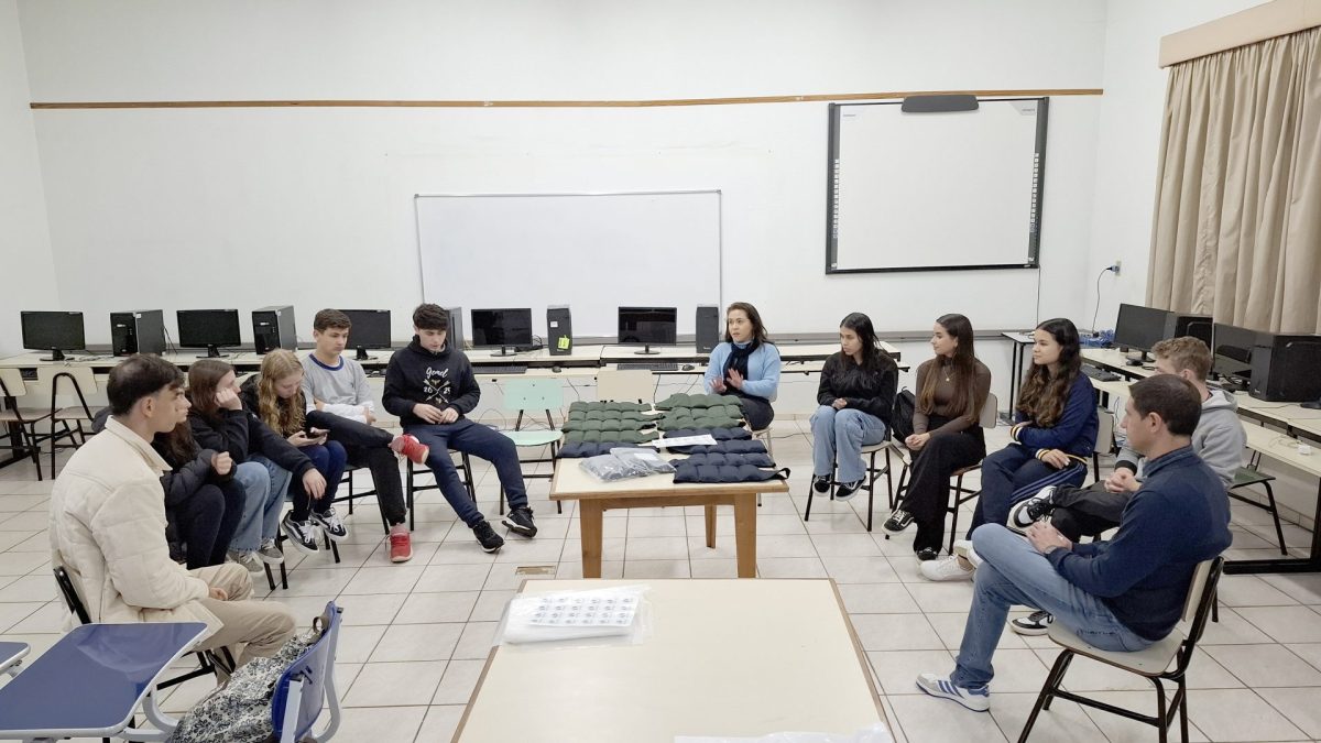 Estudantes vivenciam mundo dos negócios com o programa Miniempresa