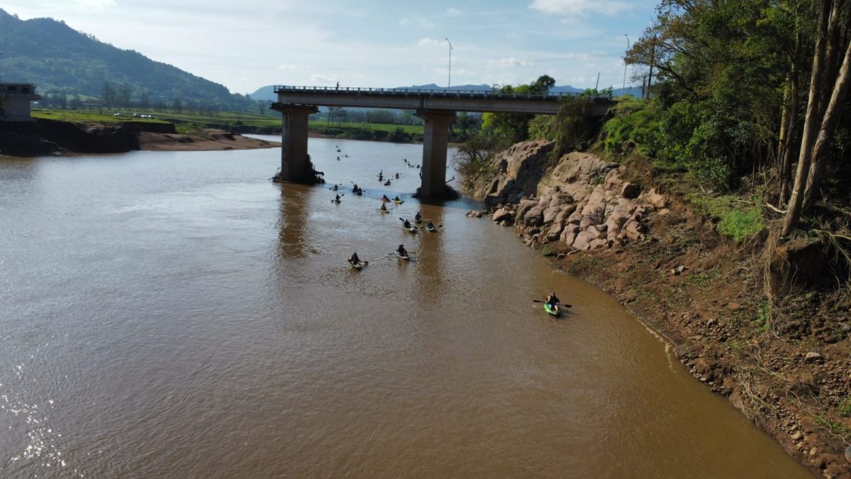 Caiaqueiros organizam passeio de 27 km com ações de reflorestamento do rio Forqueta