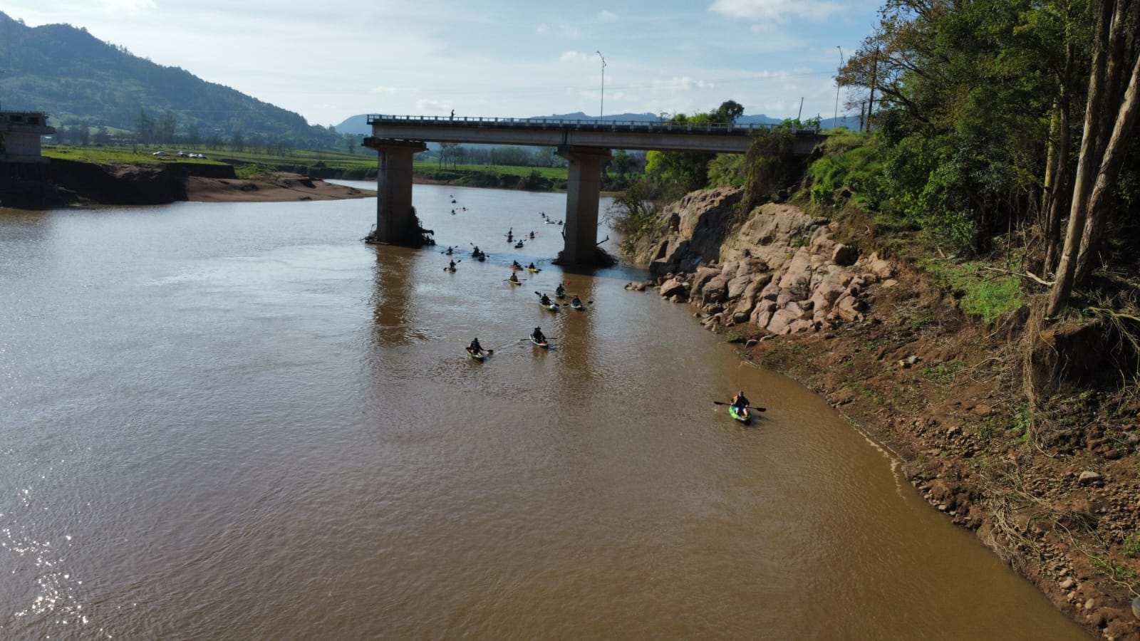 Caiaqueiros organizam passeio de 27 km com ações de reflorestamento do rio Forqueta