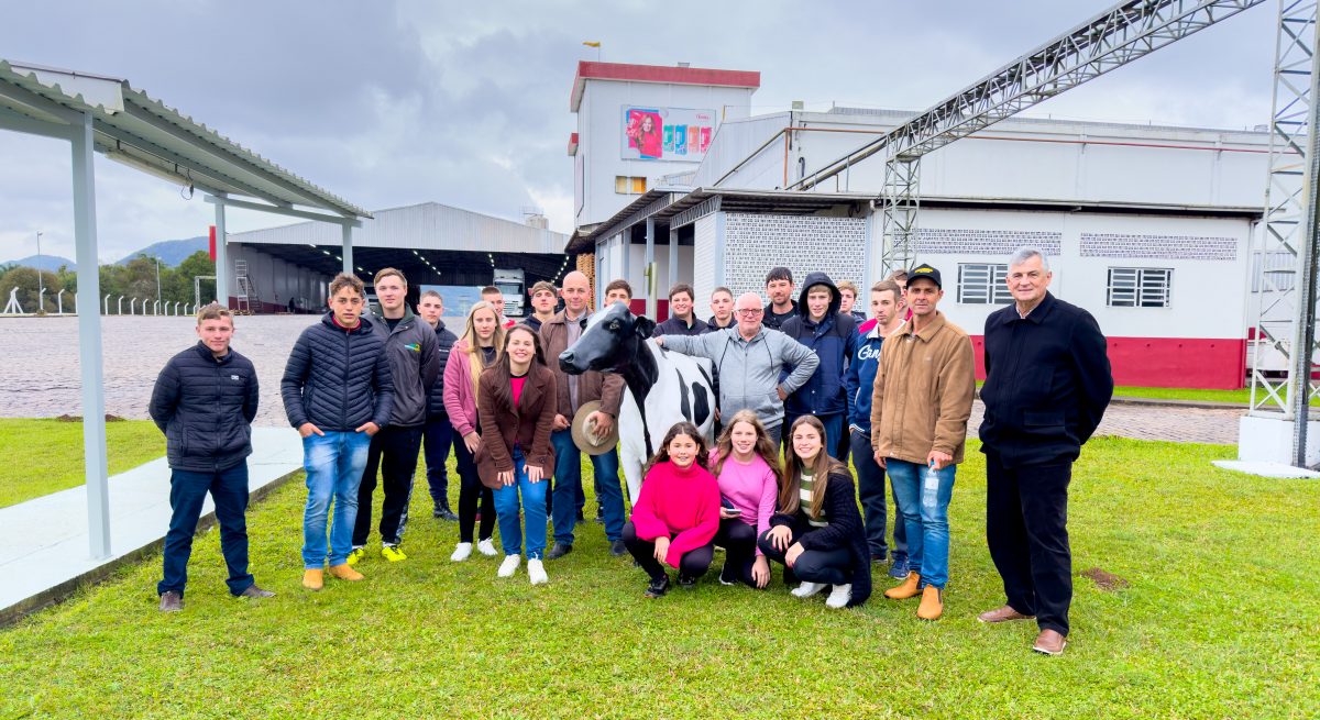 Jovens associados visitam a cooperativa Dália