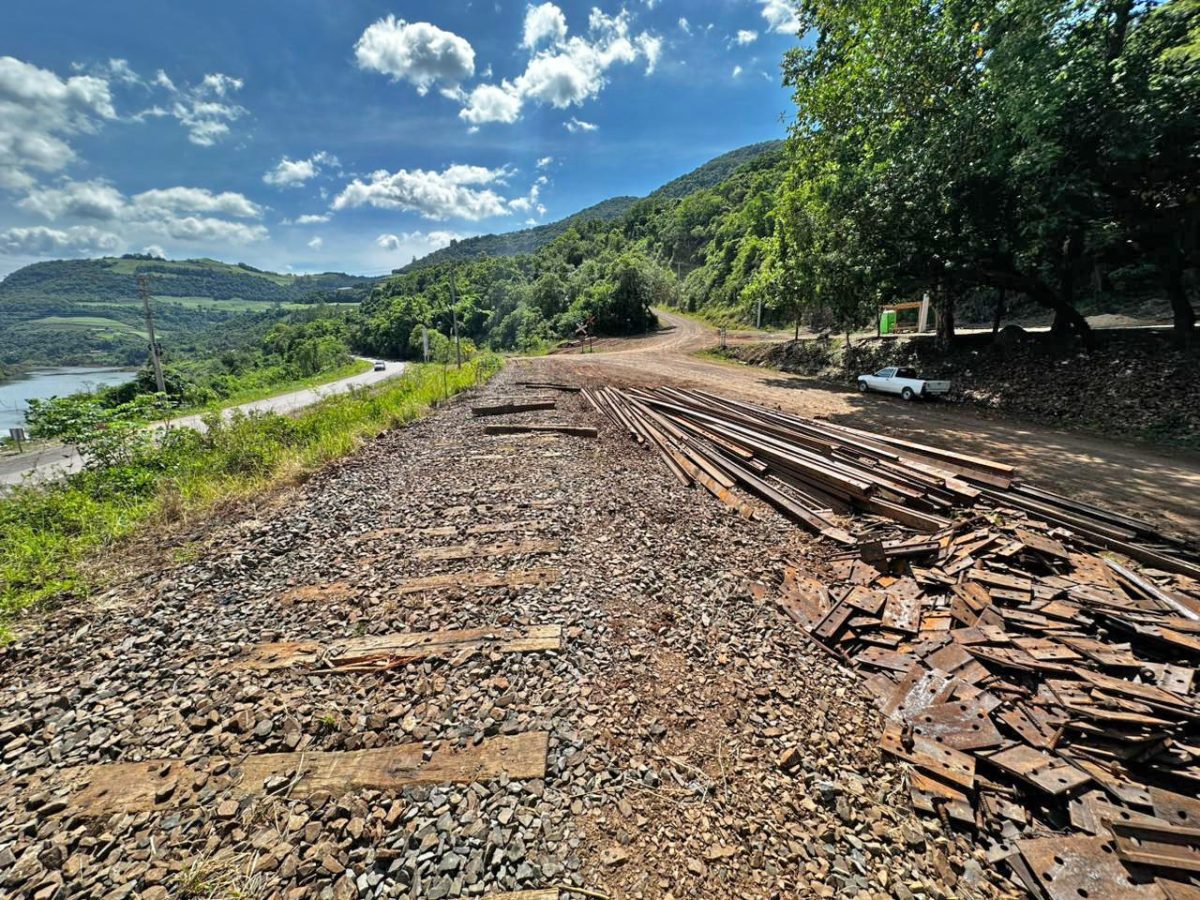 Rumo retira trilhos da ferrovia e leva para SC