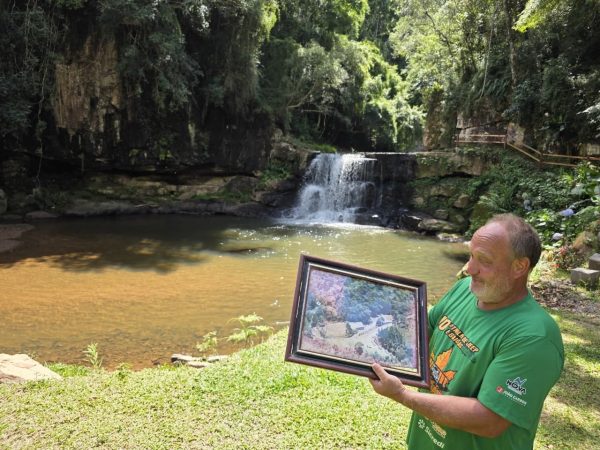 Descubra a cascata com camping a 80 metros da ERS 129