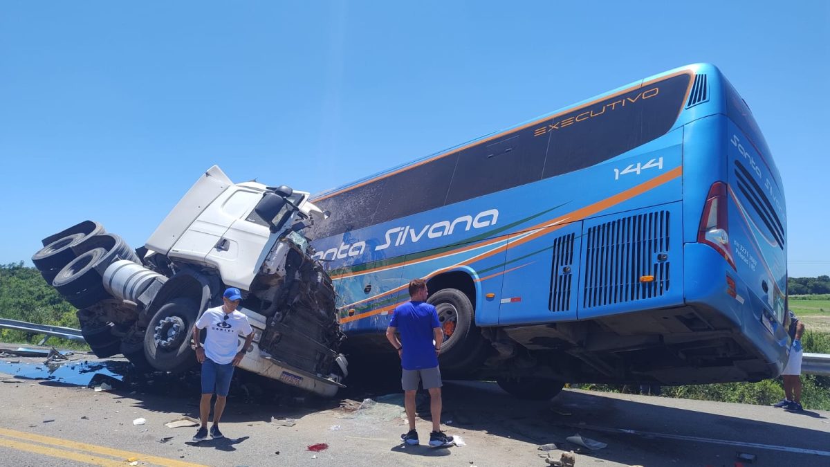 AO VIVO: Colisão frontal entre carreta e ônibus deixa seis mortos na BR-116, em Pelotas