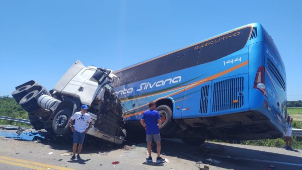 AO VIVO: Colisão frontal entre carreta e ônibus deixa seis mortos na BR-116, em Pelotas