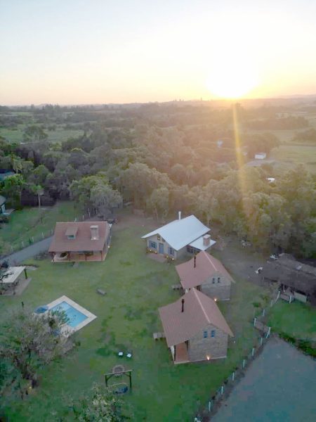 Colinas ganha nova hospedagem com cabanas em estilo farmhaus