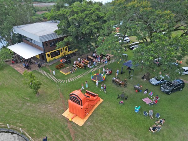 Na Brasa Gastrobar se consolida com costelão e almoços à beira do rio