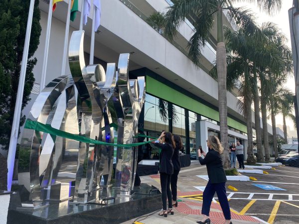 Rádio A Hora acompanha inauguração de monumento na Sicredi Integração RS/MG