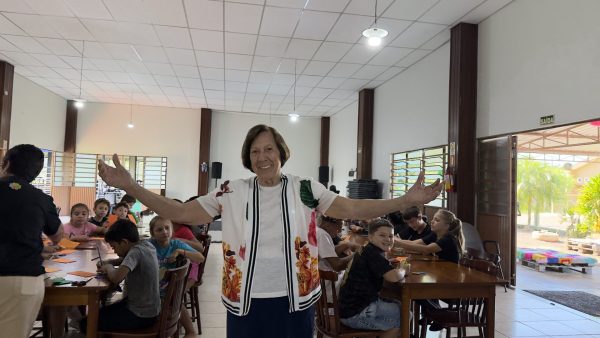 Professora adotada na infância cria entidade e muda o futuro de seis mil crianças