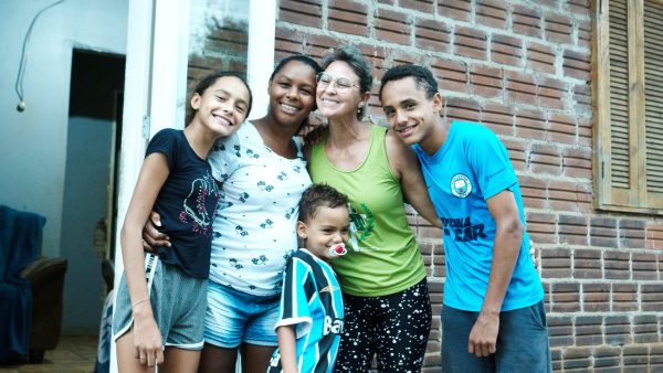 Há 20 anos, voluntária corre pelas ruas e pela vida de quem precisa de amparo