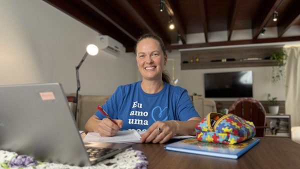 Ela abre portas para autistas e combate o fechamento de escolas