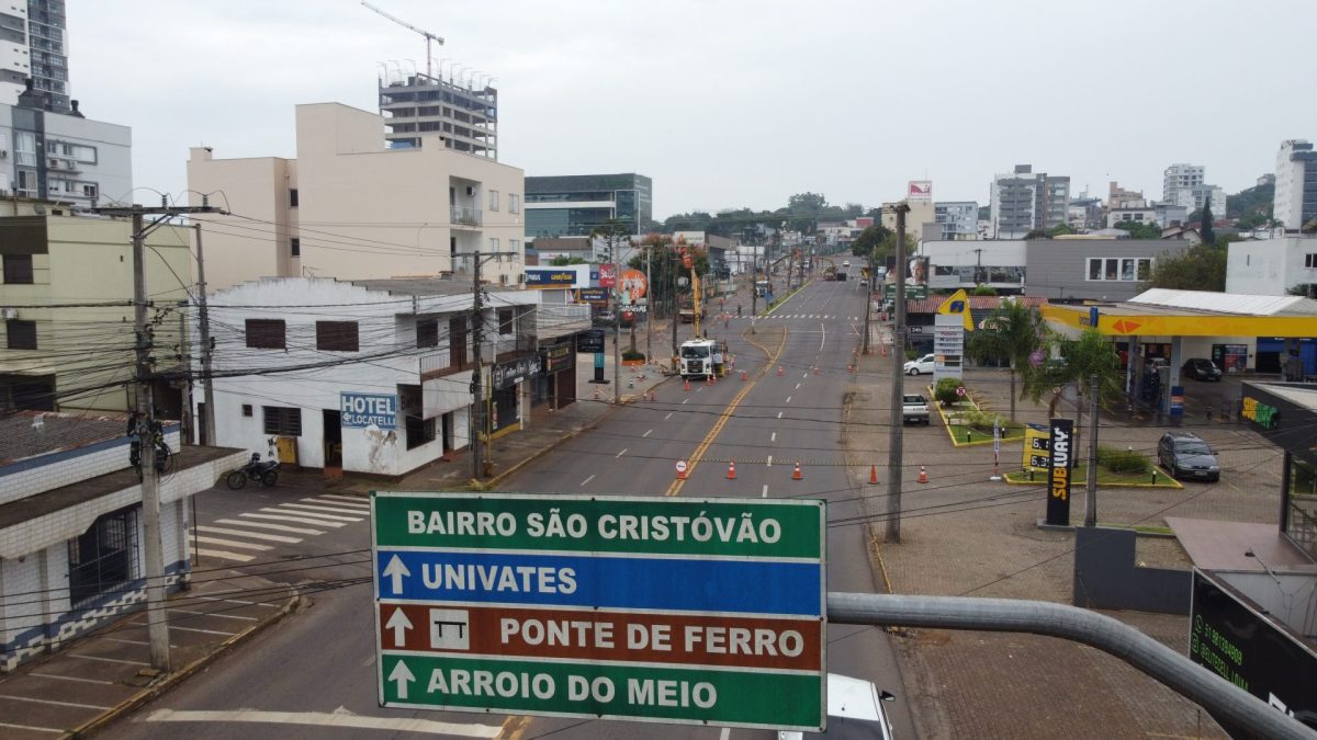 Lajeado remove canteiros centrais da Av. Pasqualini nesta quinta-feira
