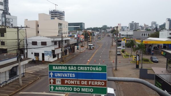 Lajeado remove canteiros centrais da Av. Pasqualini nesta quinta-feira