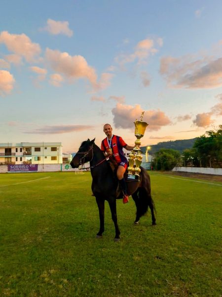 Atacante chega a cavalo, vira destaque da final e conquista título em Encantado