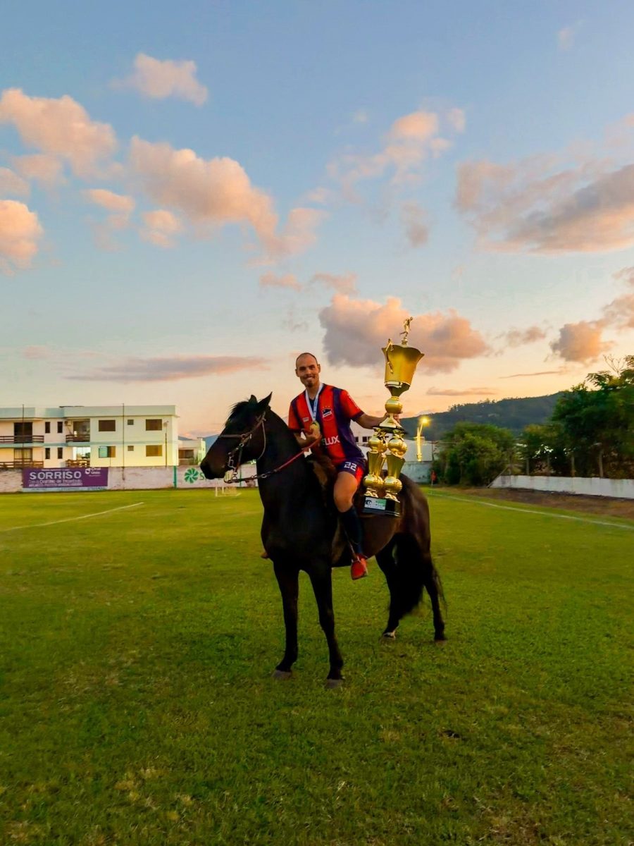 Atacante chega a cavalo, vira destaque da final e conquista título em Encantado