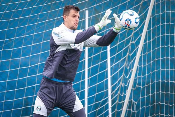 Com estreia no gol, Grêmio tem duelo direto contra o Corinthians