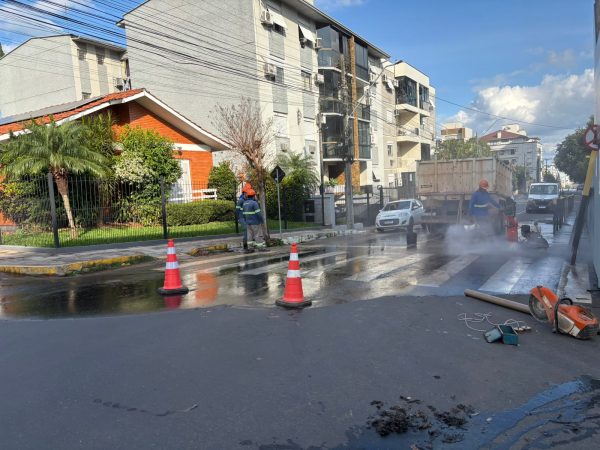 Rede rompe e provoca vazamento de água no bairro Florestal