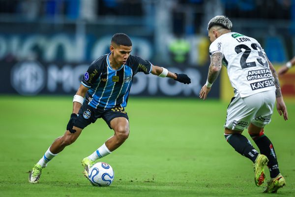 Grêmio vence Palestino e depende só de si para avançar às oitavas